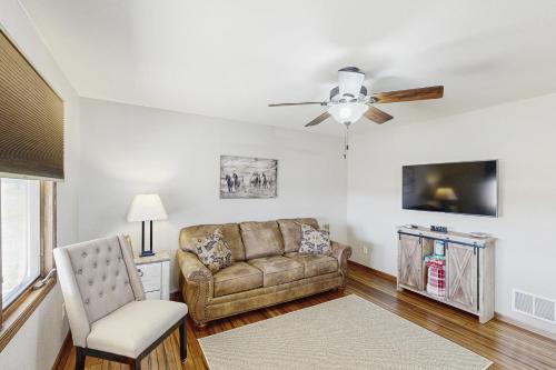 a living room with a couch and a ceiling fan at Stratobowl Escape in Keystone
