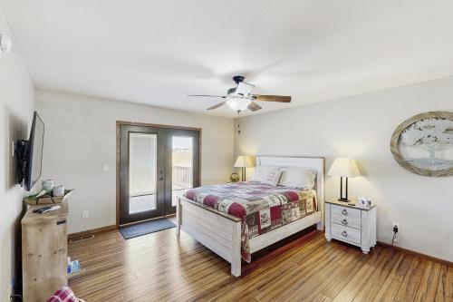 a bedroom with a bed and a ceiling fan at Stratobowl Escape in Keystone