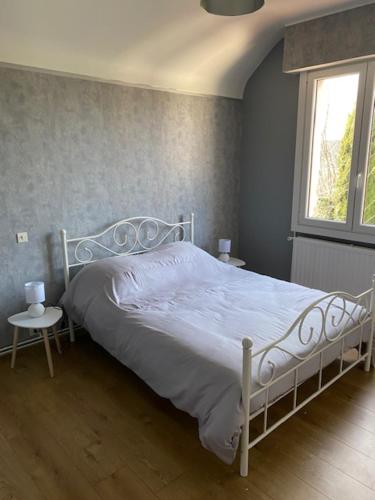 une chambre avec un lit blanc et une fenêtre dans l'établissement Maison avec jardin, à Dunkerque