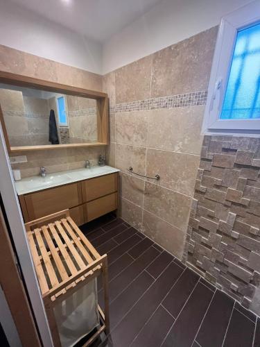 une salle de bain avec une douche, un lavabo et un miroir dans l'établissement BELLE VILLA 8 à 10 personnes parc du verdon, à La Verdière