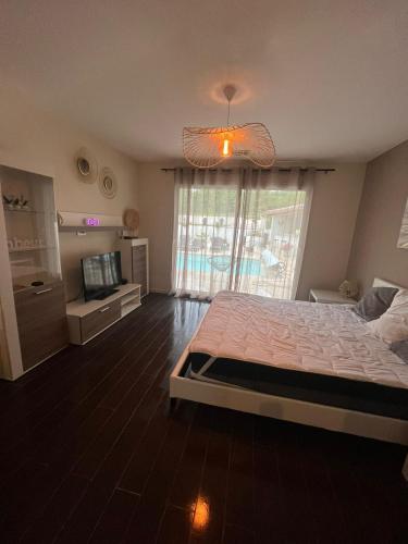 une chambre avec un lit et une grande fenêtre dans l'établissement BELLE VILLA 8 à 10 personnes parc du verdon, à La Verdière