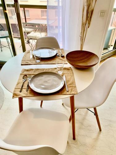 - une table avec deux chaises et une plaque de cuisson dans l'établissement Grand studio terrasse climatisé central et calme, à Saint-Raphaël