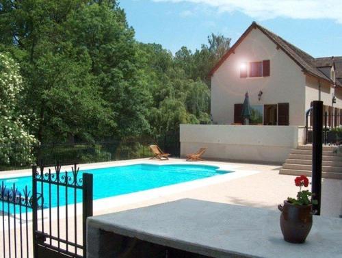 une piscine devant une maison dans l'établissement Willow Cottage, à Saint-Hilaire-sur-Bénaize