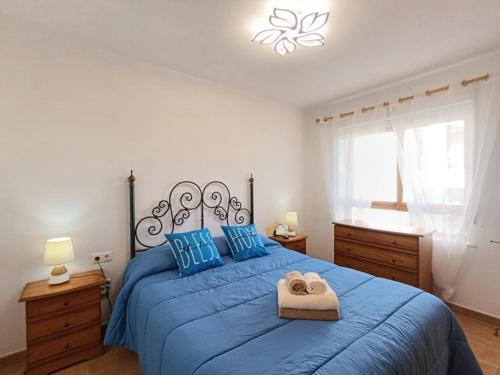 ein Schlafzimmer mit einem großen blauen Bett mit blauen Kissen in der Unterkunft Por el Placer de Vivir in Albir