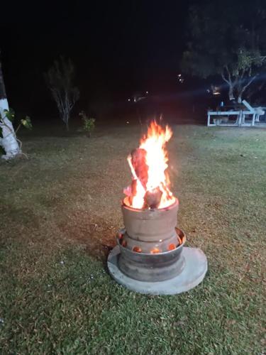 a fire in a pot in a yard at night at Pousada da Elizângela de Amarantina in Ouro Preto