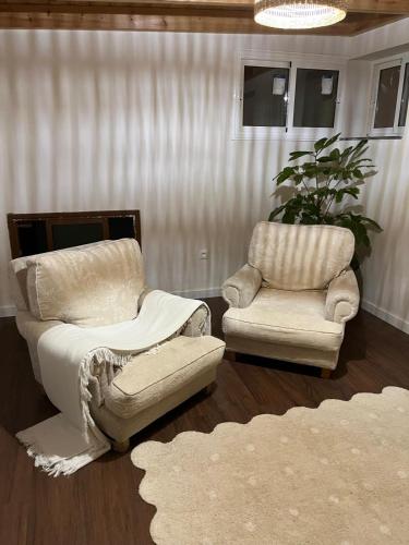 ein Wohnzimmer mit zwei Stühlen und einer Couch in der Unterkunft Casa Las Salinas del Norte 1 in Caleta de Interián