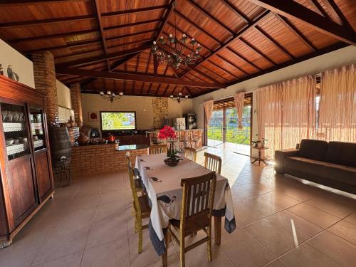 a living room with a table and a couch at Pousada da Elizângela de Amarantina in Ouro Preto