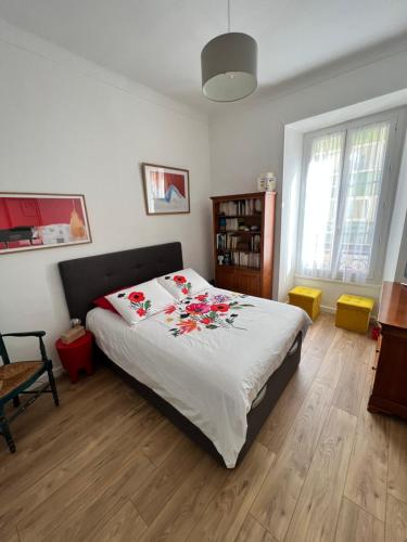 - une chambre avec un lit fleuri dans l'établissement 2P central de Nice avec balcon, à Nice
