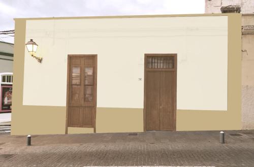 un edificio bianco con due porte sopra di Casita La Mercería a Güímar