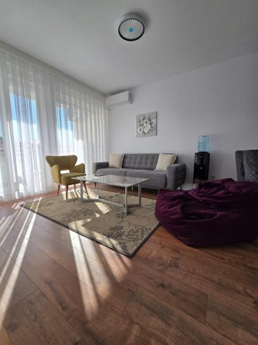 un salon avec un canapé et une table dans l'établissement INA Apartment Oasis 2, à Pristina