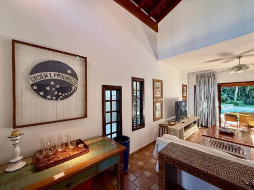 un salon avec un canapé et une table dans l'établissement Casa 10 Pessoas Riviera de São Lourenço, à Bertioga