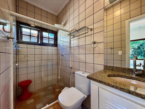 une salle de bains avec toilettes et lavabo dans l'établissement Casa 10 Pessoas Riviera de São Lourenço, à Bertioga