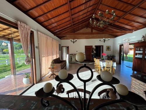 a living room with a table and a dining room at Pousada da Elizângela de Amarantina in Ouro Preto