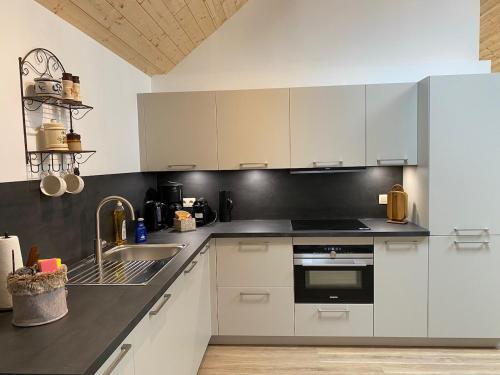 die Mühle - Holiday home with wellness in Ourenにあるキッチンまたは簡易キッチン