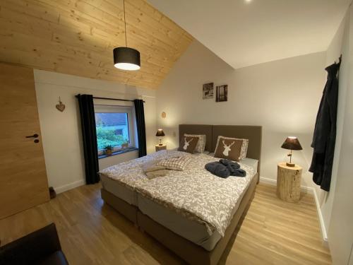 ブルク・ロイラントにあるdie Mühle - Holiday home with wellness in Ourenの部屋の中に大きなベッドがある寝室
