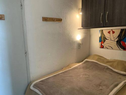 Cette chambre comprend un lit orné d'une peinture murale. dans l'établissement Résidence Port Nature Colline 8 - Résidence Port Nature Colline 8 – Rez-de-jardin - Sud MAE-3371, au Cap d'Agde