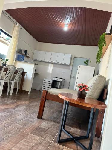 a living room with a table and a kitchen at Flats Ivy no centro de Palmas in Palmas