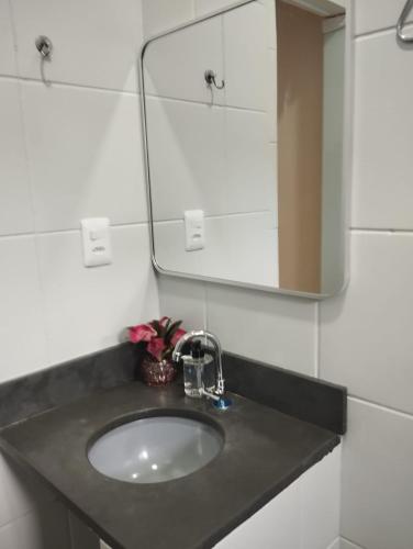 a bathroom with a sink and a mirror at Flats Ivy no centro de Palmas in Palmas