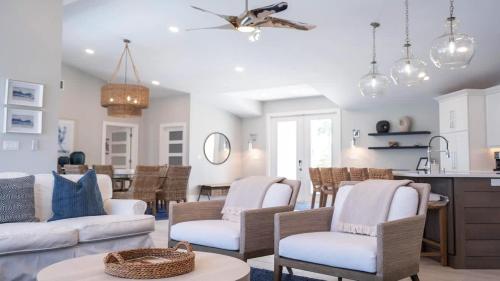 Χώρος καθιστικού στο Marco Island Waterfront Escape with Pool