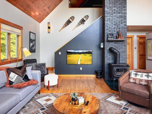 Χώρος καθιστικού στο Sunset, Lake and Mtn View, Theater, Hot Tub, Xbox, Close to Sunday River