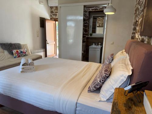 a large bed in a room with a couch at Εn Kanalion in Kanália