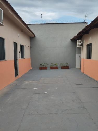 an empty parking lot in a building with plants at Flats Ivy no centro de Palmas in Palmas