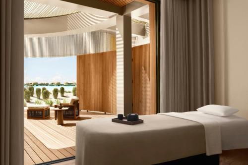 Postel nebo postele na pokoji v ubytování Nujuma, a Ritz-Carlton Reserve
