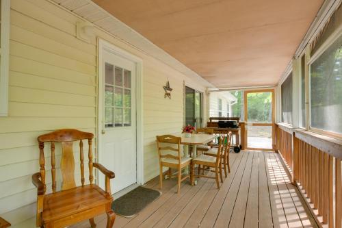 Fotografie z fotogalerie ubytování Screened Porch Forested Tamassee Escape! v destinaci Salem
