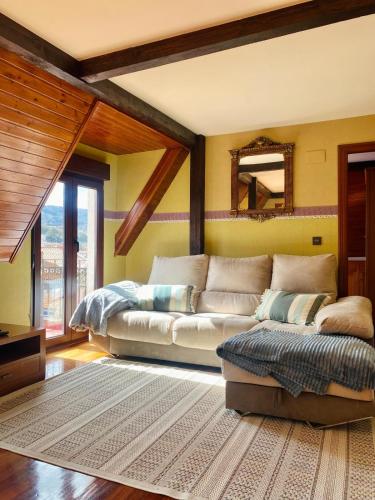 Ruang duduk di Lore etxea precioso apartamento soleado y con vistas mar y montaña