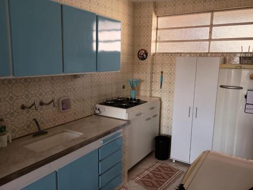 eine Küche mit einer Spüle, einem Herd und einem Kühlschrank in der Unterkunft Aguas de Lindoia pertinho de tudo in Águas de Lindóia