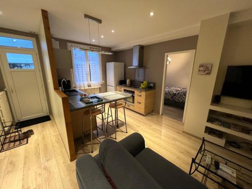 Appartement 45m, proche centre ville, pas de wifi, place parking devant