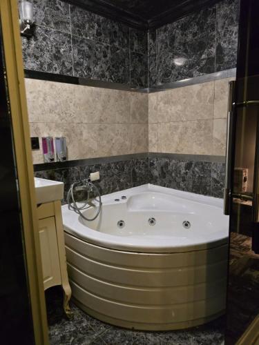 Ένα μπάνιο στο KLC Apart Otel