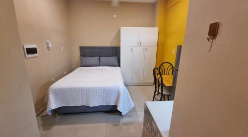 Habitación doble Baño privado frente al Hospital Militar solo efectivo guaranies