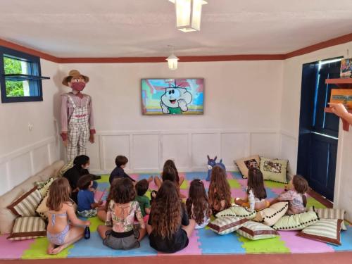 - un groupe d'enfants assis à même le sol dans une pièce dans l'établissement Fazenda São Luiz da Boa Sorte, à Vassouras