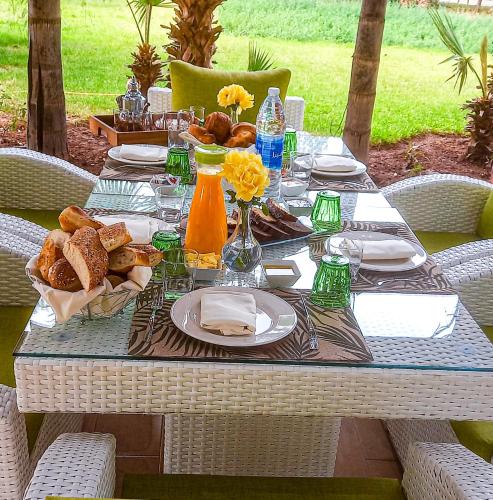 Comida en o cerca de este riad