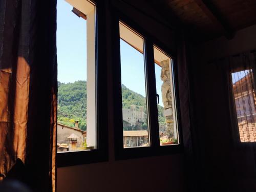 una finestra con vista sulle montagne di La Casetta a Dolceacqua