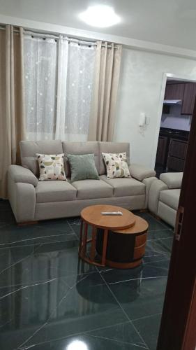 a living room with a couch and a coffee table at Hospedaje R&M in Pelileo