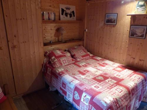 Ένα ή περισσότερα κρεβάτια σε δωμάτιο στο Les Vardasses - Chalet typique avec jardin et vue sur les montagnes