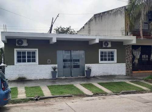 een huis met een auto ervoor geparkeerd bij Solano House in Termas de Río Hondo