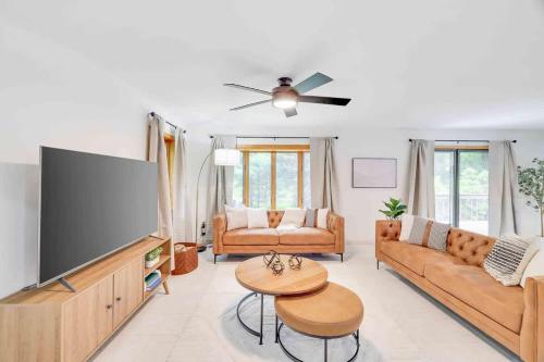 Una sala de estar con un televisor de pantalla plana grande. en Woodlands Hideaway- Hot Tub Grill & Games, en Albrightsville