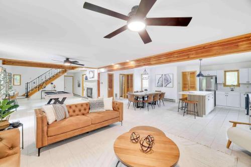 Una sala de estar con un sofá y un ventilador de techo. en Woodlands Hideaway- Hot Tub Grill & Games, en Albrightsville