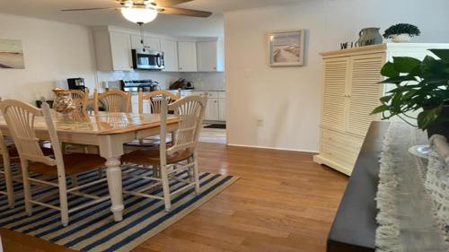 eine Küche und ein Esszimmer mit Tisch und Stühlen in der Unterkunft Beach Badges, Wifi, Private Yard, Washer Dryer, Roomy Cape Located Bayside In Long Beach Island New Jersey in Ship Bottom