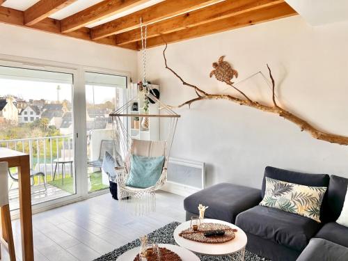 - un salon avec un canapé et une balançoire dans l'établissement Triplex Port de Bénodet, à Bénodet