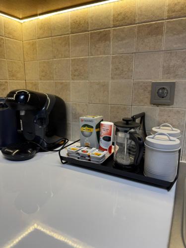 Příslušenství pro přípravu čaje a kávy v ubytování Mnēmes Apartment