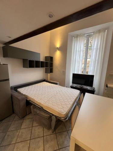 une chambre avec un lit au milieu d'une pièce dans l'établissement Exclusive apartment by sea near Monaco for 3 people W Lan Kitchen Bedroom, à Menton