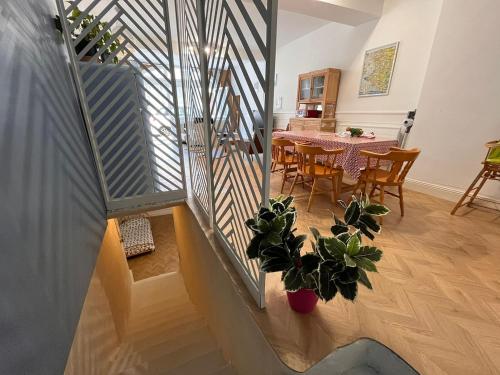 une pièce avec une table et des chaises et une salle à manger dans l'établissement Appartement cosy et atypique RDC centre ville, à La Rochelle