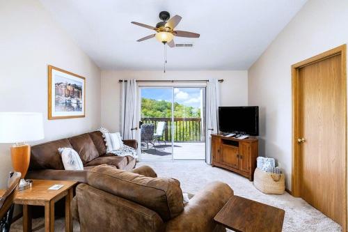 Μια τηλεόραση ή/και κέντρο ψυχαγωγίας στο The Cove 19-5 By SDC, Big Deck, Pool, Hot Tub, By Lake