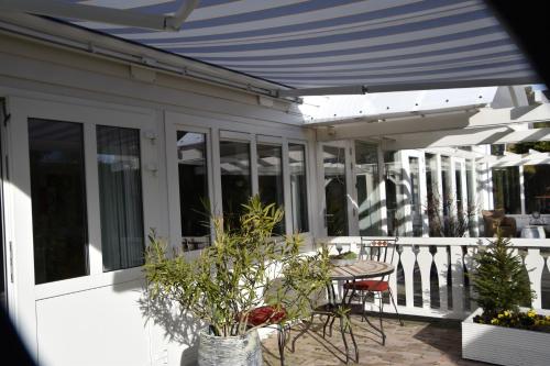 a screened in porch with a table and chairs at Goudkust in Vlissingen