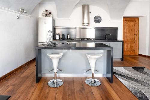 una cucina con bancone e 2 sgabelli di Lamihouse ad Aosta