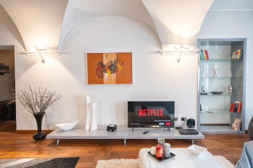 un soggiorno con un divano e una TV di Lamihouse ad Aosta